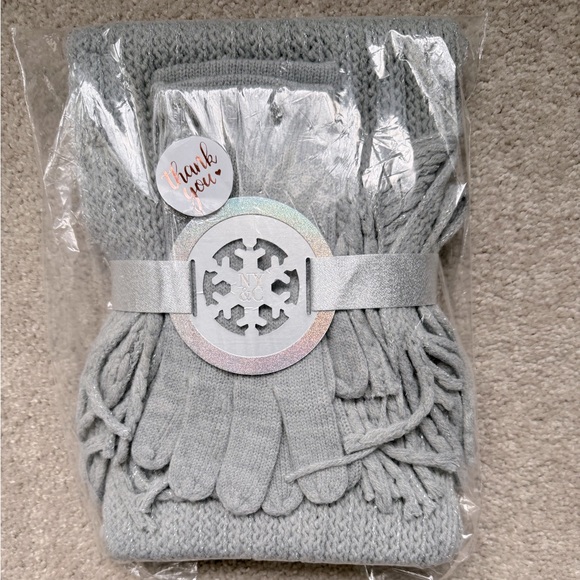 NWT New York & Co. 2-Piece Honeycomb Scarf And Gloves Gift Set - Picture 2 of 6